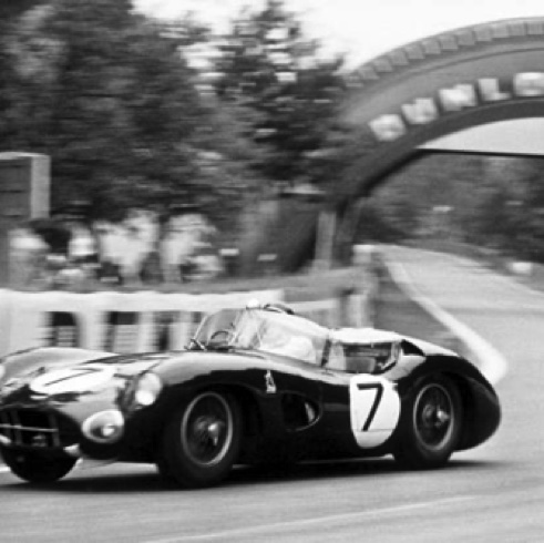 L'Aston Martin vient de passer sous la passerelle Dunlop typique 1960 des 24 heures